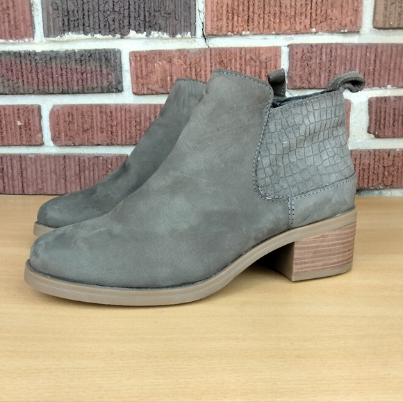 NWT Clarks Memi Zip Genuine Leather Boots in Nubuck Taupe Sz. 8.5 Wide - Picture 3 of 12